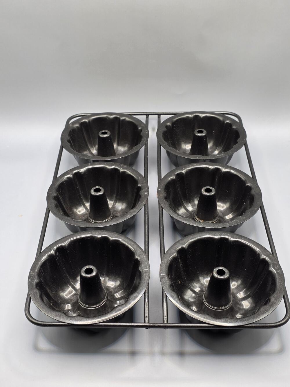 Vintage Nordic Ware 6 Cavity Bundtlette Pan Wire Frame Rack Mini Cake Mold